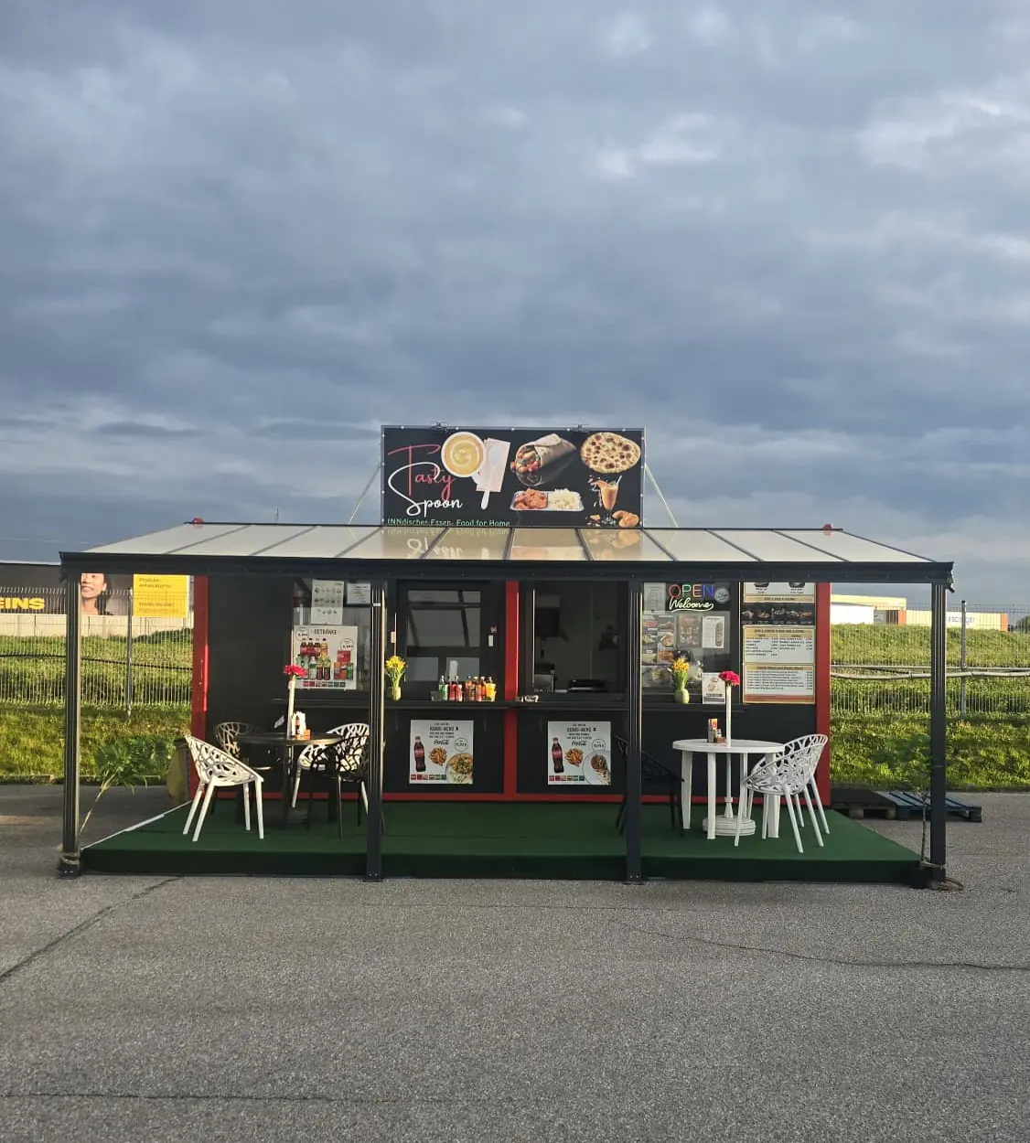Der Tasty Spoon Foodstand am Parkplatz der Firma Forstinger in Badhöring